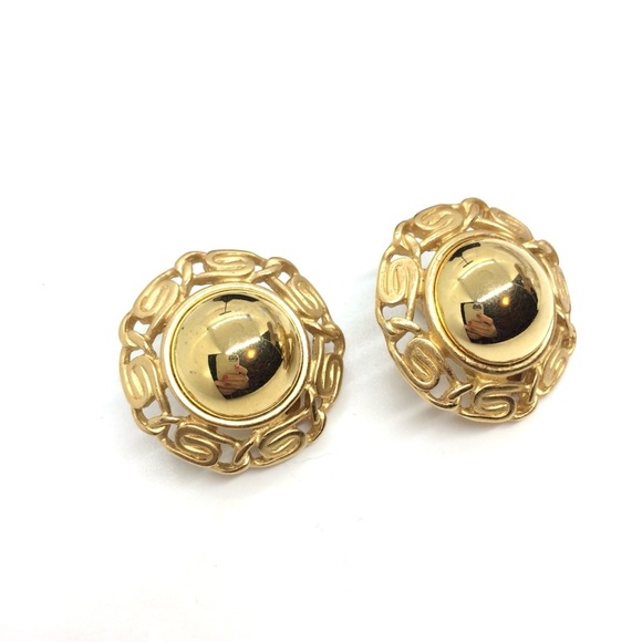 VINTAGE MONET BUTTON CLIP-ON EARRINGS DOMED SNAIL CHAIN GOLD TONE BRUSHED SHINY - Picture 8 of 12